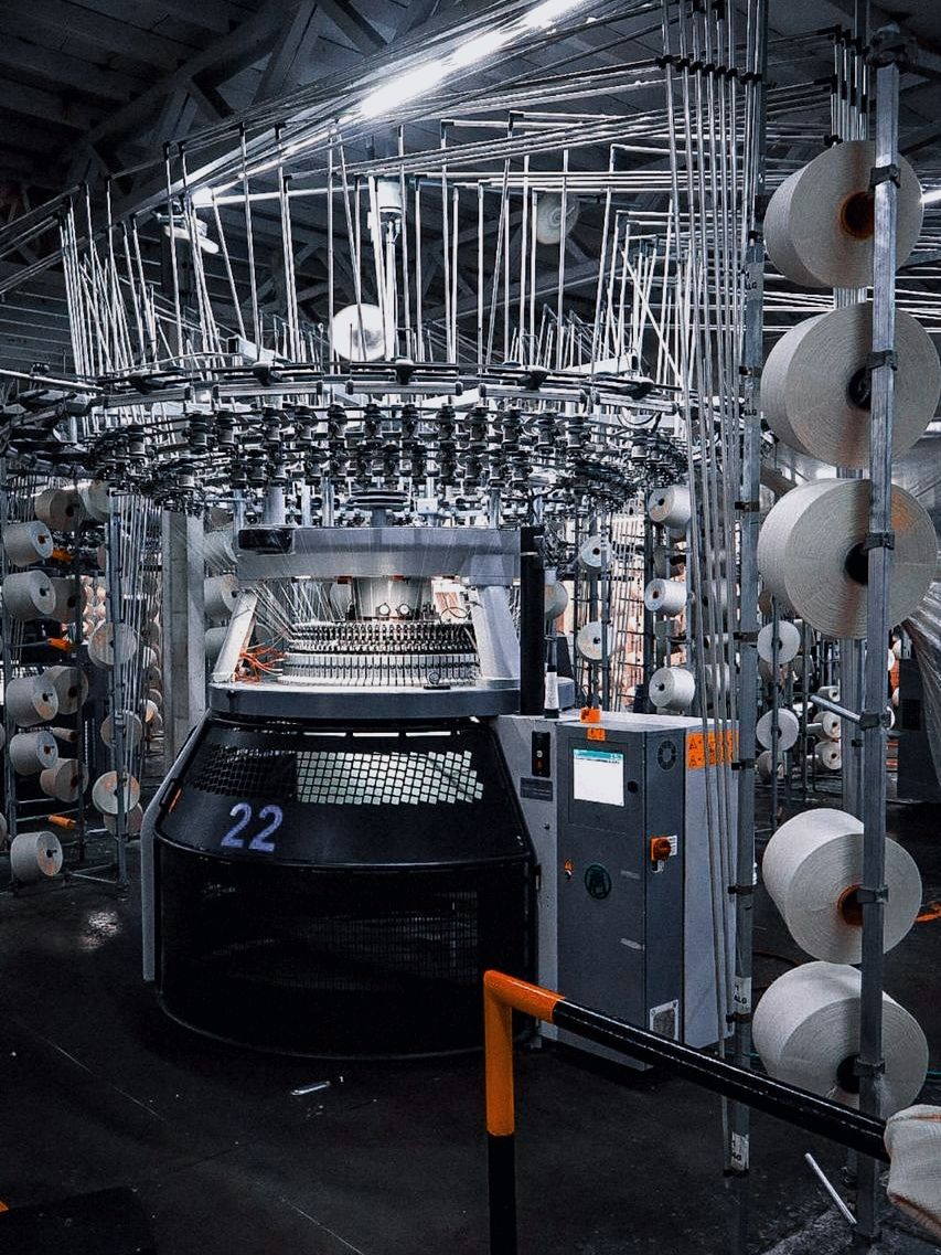 Tejido circular de telas de punto — producción textil industrial en México